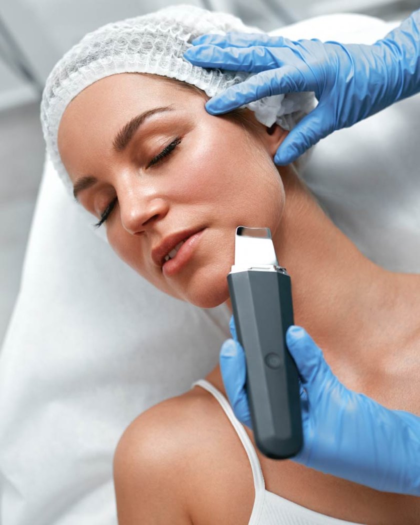 Limpieza facial profesional con tecnología ultrasónica en Emergencia Capilar, Cali