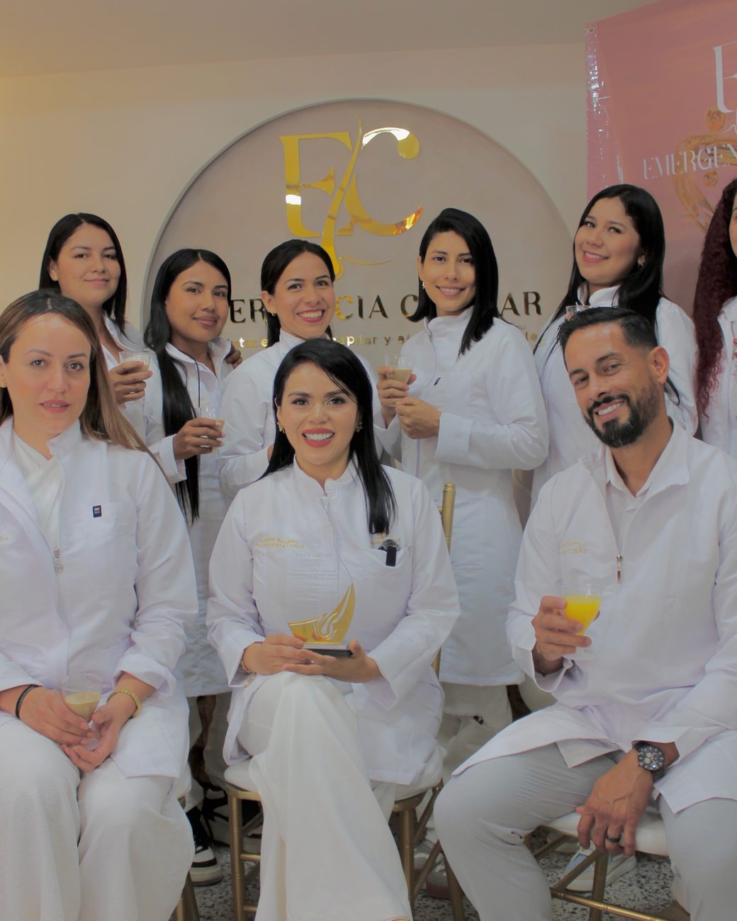 Equipo de profesionales de Emergencia Capilar en su sede de Cali